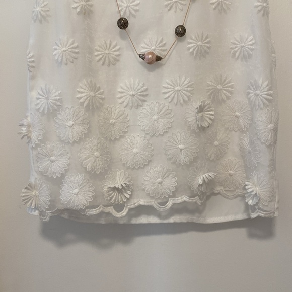 Top Chiffon With Daisy Appliqués - Picture 4 of 12